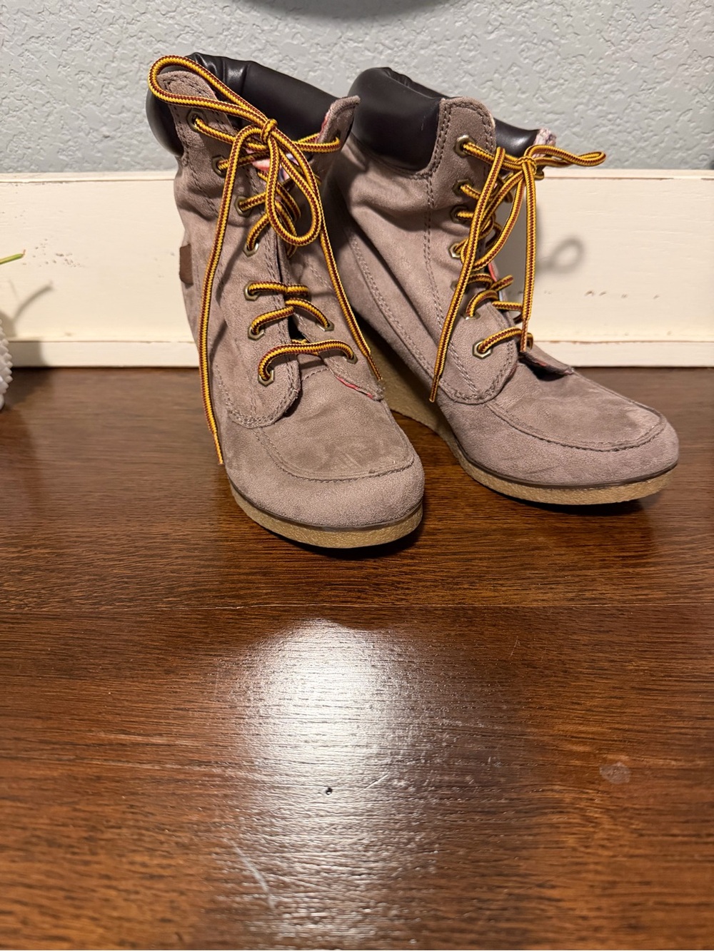 🎉Rock & Candy Taupe Suede Lace-Up Wedge Boots with Yellow Laces size 8